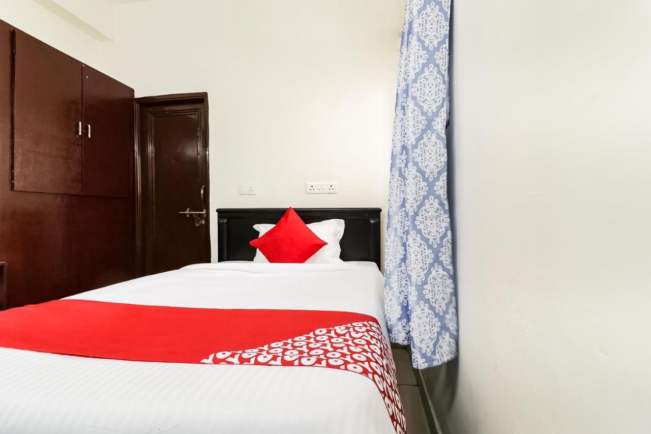 Oyo Victory Grand Hotel Tadepalle Exterior photo